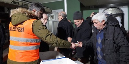 Atakum Belediyesi Kadir Gecesi’nde Vatandaşlara Lokma Dağıttı